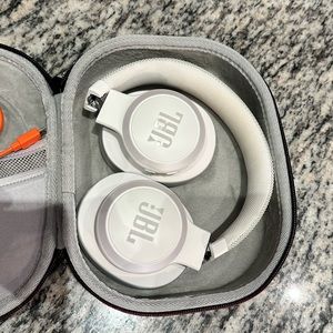 JBL live 500 BT headphones
